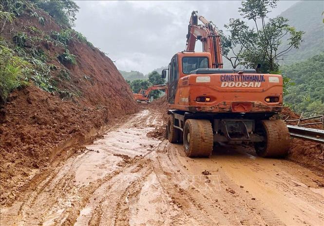 Đơn vị chức năng tỉnh Sơn La huy động phương tiện máy móc khắc phục tuyến đường. Ảnh: TTXVN phát.