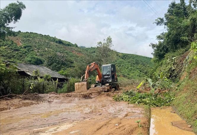 Đơn vị chức năng tỉnh Sơn La huy động phương tiện máy móc khắc phục tuyến đường. Ảnh: TTXVN phát.
