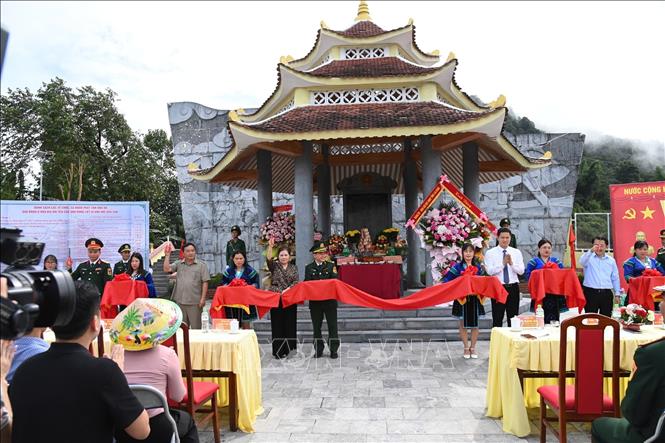 Các đại biểu cắt băng khánh thành Nhà bia tưởng niệm các Anh hùng liệt sĩ khu vực Dào San giai đoạn 2. Ảnh: TTXVN phát