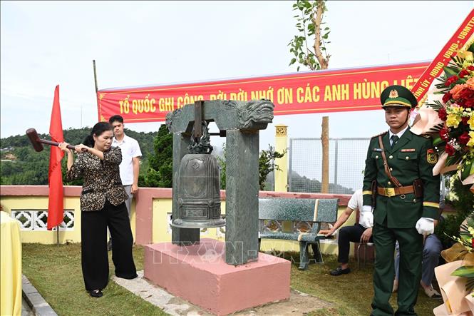 Bí thư Tỉnh ủy Lai Châu Giàng Páo Mỷ thỉnh chuông tại Nhà bia tưởng niệm các Anh hùng liệt sĩ khu vực Dào San. Ảnh: TTXVN phát
