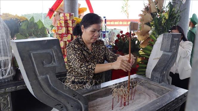 Bí thư Tỉnh ủy Lai Châu Giàng Páo Mỷ thắp hương tại Lễ khánh thành Nhà bia tưởng niệm các Anh hùng liệt sĩ khu vực Dào San. Ảnh: TTXVN phát.
