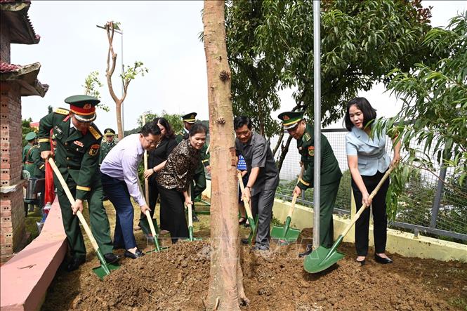 Các đại biểu trồng cây lưu niệm tại khuôn viên Nhà bia tưởng niệm các Anh hùng liệt sĩ khu vực Dào San. Ảnh: TTXVN phát