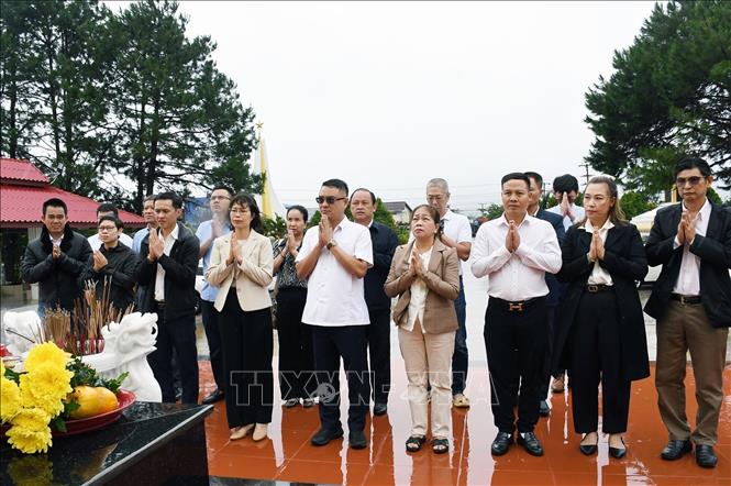 Đoàn đại biểu Tổng Lãnh sự quán Việt Nam tại Pakse, tỉnh Champasak, do bà Tạ Phương Dung, Tổng Lãnh sự, dẫn đầu, đã đến dâng hương tại Tượng đài Liên minh chiến đấu Lào – Việt Nam ở huyện Paksong. Ảnh: TTXVN phát