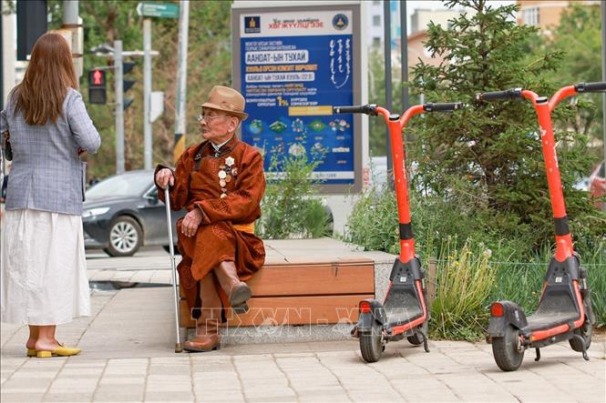 Xe điện công cộng dành cho cá nhân được để ở nhiều góc phố, người dân và du khách có thể sử dụng theo hướng dẫn qua ứng dụng trên điện thoại. Ảnh: Thanh Tùng – TTXVN