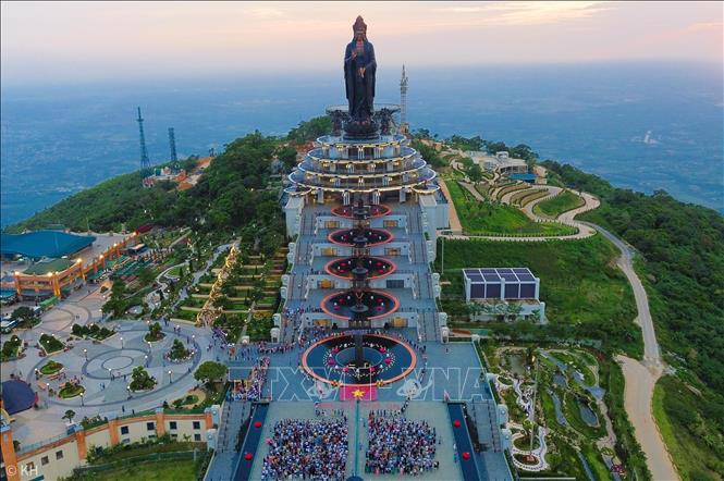 Toàn cảnh lễ dâng đăng trên đỉnh núi Bà Đen. Ảnh: Thành Phương – TTXVN