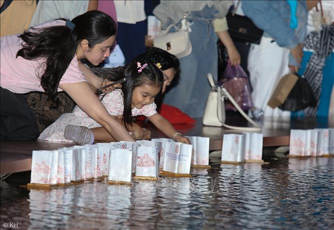 Người dân dâng đăng tại đỉnh núi Bà Đen, thể hiện đạo lý 