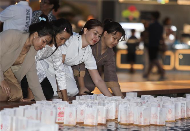 Lễ dâng đăng tại đỉnh núi Bà Đen, thể hiện đạo lý 
