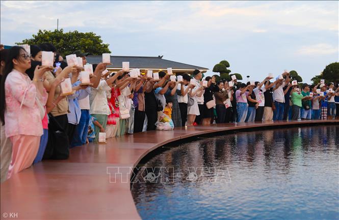 Lễ dâng đăng tại quần thể dich tích núi Bà Đen để tưởng nhớ công ơn các Anh hùng liệt sĩ. Ảnh: Thành Phương – TTXVN