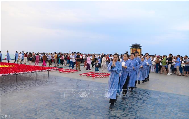 Lễ dâng đăng tại quần thể dich tích núi Bà Đen để tưởng nhớ công ơn các Anh hùng liệt sĩ. Ảnh: Thành Phương – TTXVN