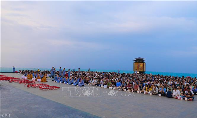 Hàng trăm người dân làm lễ dâng đănng để tưởng nhớ công ơn các Anh hùng liệt sĩ tại quần thể di tích núi Bà Đen. Ảnh: Thành Phương – TTXVN