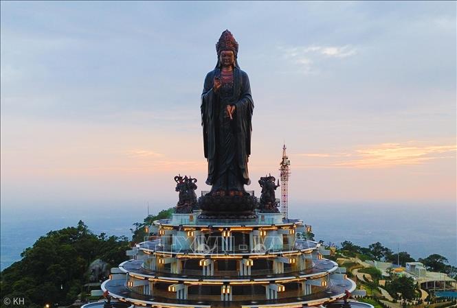 Lễ dâng đăng tổ chức tại đỉnh núi Bà Đen, nơi có pho tượng Phật bà bằng đồng cao nhất châu Á. Ảnh: Thành Phương – TTXVN