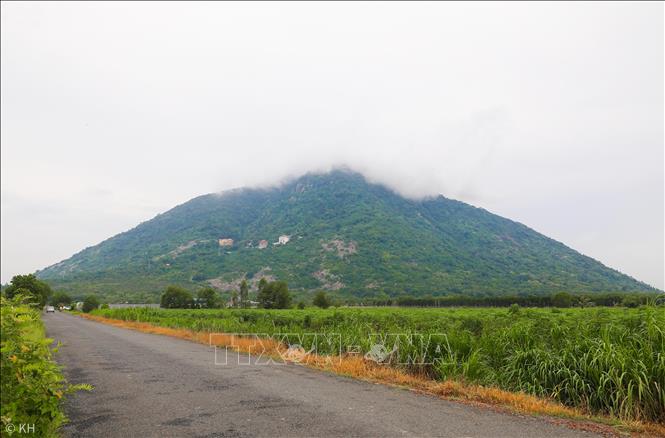 Núi Bà Đen nằm ở phường Bình Minh, tỉnh Tây Ninh (xã Thạnh Tân, thành phố Tây Ninh, tỉnh Tây Ninh cũ), nơi đây có vị trí chiến lược đặc biệt quan trọng trong suốt 2 cuộc kháng chiến giải phóng dân tộc. Ảnh: Thành Phương – TTXVN