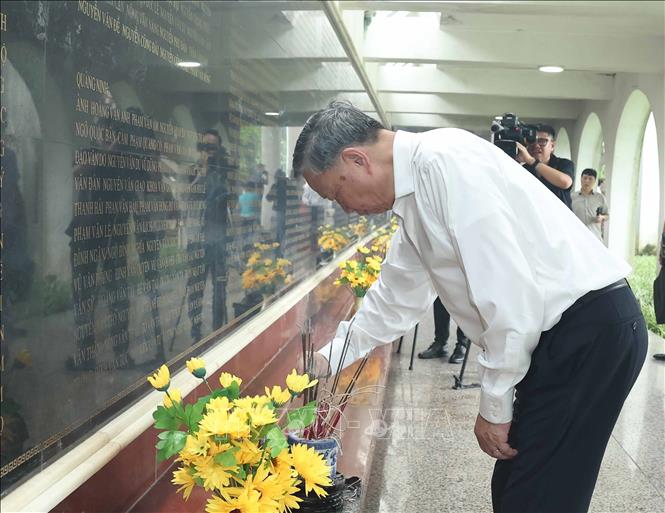 Party General Secretary To Lam offers incense at A1 National Martyrs Cemetery. VNA Photo: Thống Nhất