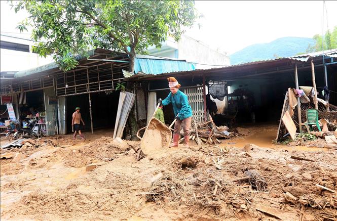 Nhân dân xã Chiềng Sơ (tỉnh Sơn La) khẩn trương san gạt bùn đất. Ảnh: Quang Quyết - TTXVN