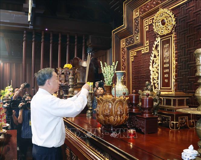 Party General Secretary To Lam offers incense at the Dien Bien Phu Battlefield Martyrs’ Temple. VNA Photo: Thống Nhất