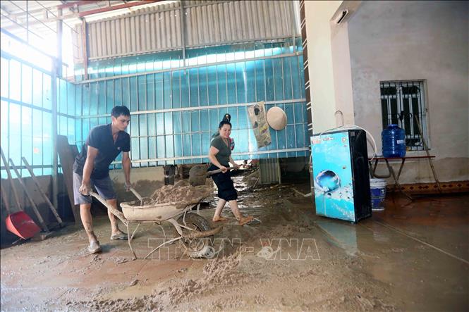 Nhân dân xã Chiềng Sơ (tỉnh Sơn La) khẩn trương san gạt bùn đất. Ảnh: Quang Quyết - TTXVN