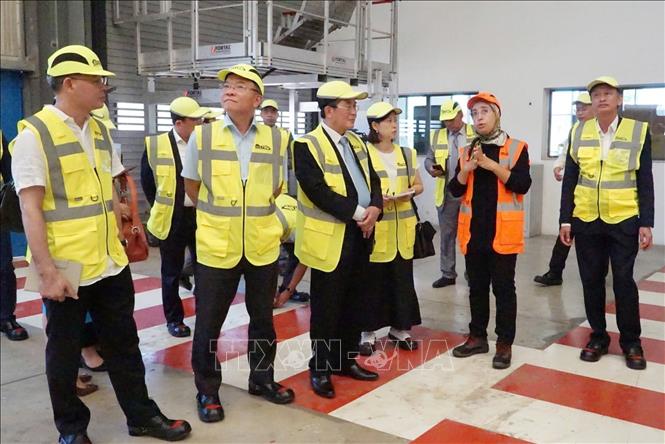 Phó Chủ tịch Quốc hội Nguyễn Đức Hải và Phó Thủ tướng Lê Thành Long thăm, tìm hiểu hoạt động của Trung tâm bảo trì tàu cao tốc tại Tangier. Ảnh: TTXVN phát