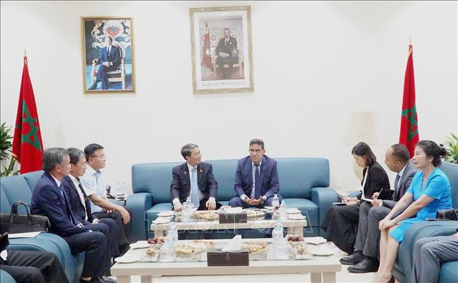 Phó Chủ tịch Quốc hội Nguyễn Đức Hải và Phó Thủ tướng Lê Thành Long gặp Thống đốc Vùng Tangier Oulaid Lemsafer. Ảnh: TTXVN phát