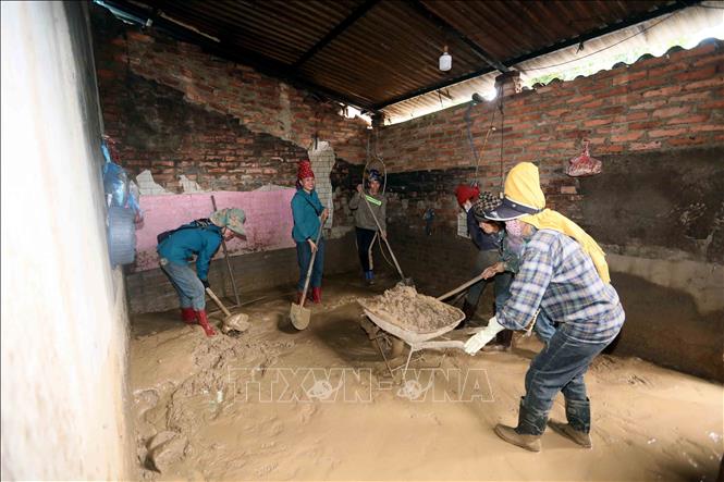 Nhân dân xã Chiềng Sơ (tỉnh Sơn La) khẩn trương khắc phục hậu quả sự cố bùn đất tràn vào nhà. Ảnh: Quang Quyết - TTXVN