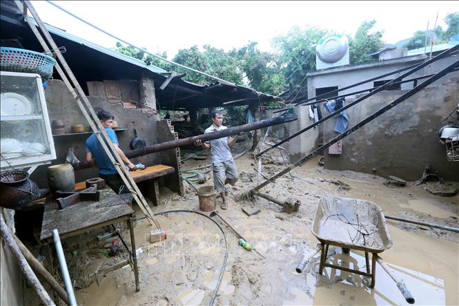 Nhân dân xã Chiềng Sơ (tỉnh Sơn La) khẩn trương khắc phục hậu quả sự cố bùn đất tràn vào nhà. Ảnh: Quang Quyết - TTXVN