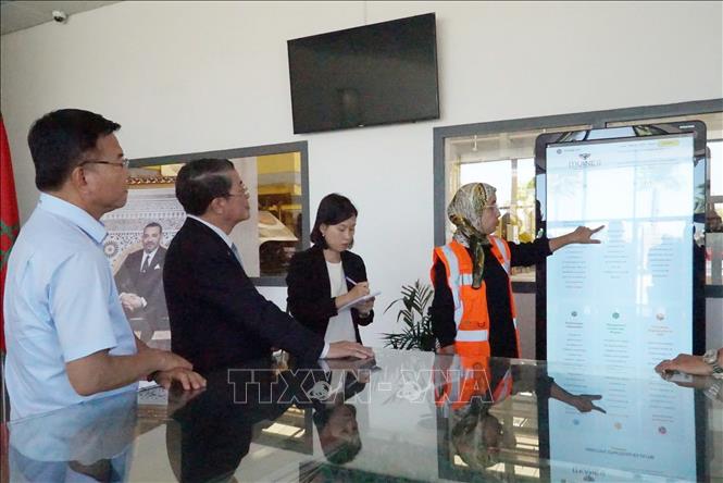 Phó Chủ tịch Quốc hội Nguyễn Đức Hải và Phó Thủ tướng Lê Thành Long thăm, tìm hiểu hoạt động của Trung tâm bảo trì tàu cao tốc tại Tangier. Ảnh: TTXVN phát