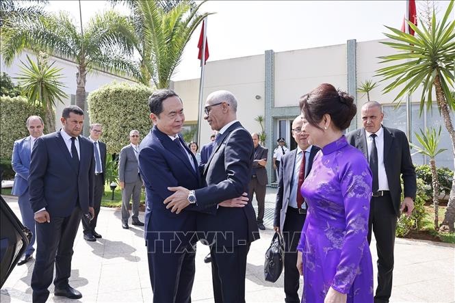 Chủ tịch Hạ viện Maroc Rachid Talbi Alami tiễn Chủ tịch Quốc hội Trần Thanh Mẫn và Phu nhân tại Sân bay Sale Rabat. Ảnh: Doãn Tấn – TTXVN
