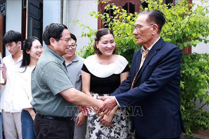 Thủ tướng Phạm Minh Chính thăm thương binh hạng 2 Nguyễn Duy Đặng tại phường Đồng Thuận (Quảng Trị). Ảnh: Dương Giang-TTXVN
