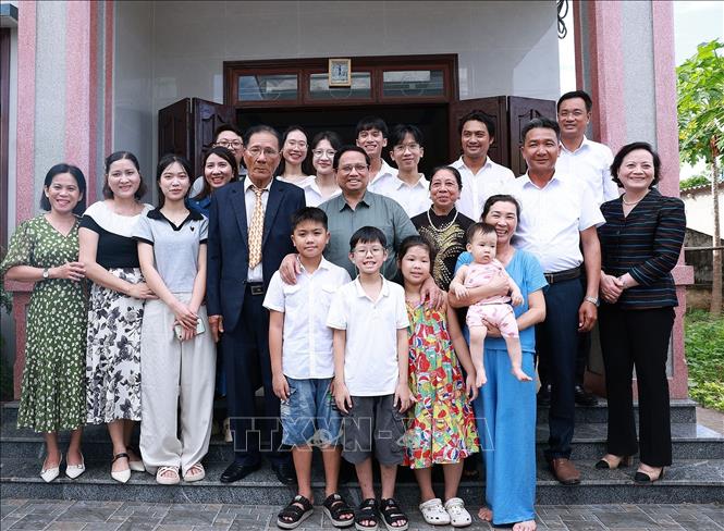Thủ tướng Phạm Minh Chính và gia đình thương binh hạng 2 Nguyễn Duy Đặng tại phường Đồng Thuận (Quảng Trị). Ảnh: Dương Giang-TTXVN
