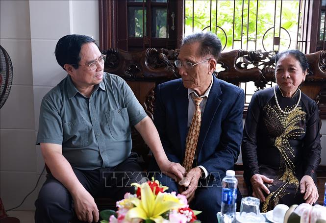 Thủ tướng Phạm Minh Chính thăm thương binh hạng 2 Nguyễn Duy Đặng tại phường Đồng Thuận (Quảng Trị). Ảnh: Dương Giang-TTXVN

