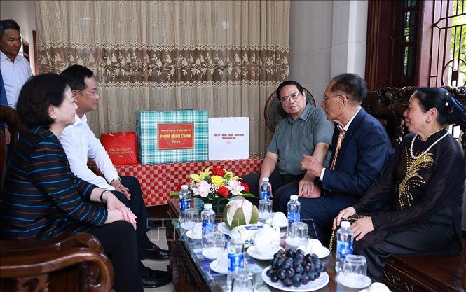 Thủ tướng Phạm Minh Chính thăm thương binh hạng 2 Nguyễn Duy Đặng tại phường Đồng Thuận (Quảng Trị). Ảnh: Dương Giang-TTXVN 