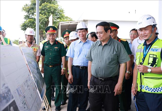 Thủ tướng Phạm Minh Chính kiểm tra tiến độ thi công dự án xây dựng Nhà ga hành khách T2 Cảng hàng không Đồng Hới. Ảnh: Dương Giang-TTXVN 
