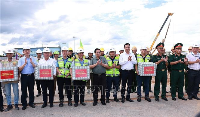 Thủ tướng Phạm Minh Chính tặng quà các đơn vị thi công dự án xây dựng Nhà ga hành khách T2 Cảng hàng không Đồng Hới. Ảnh: Dương Giang-TTXVN  