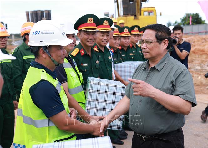 Thủ tướng Phạm Minh Chính tặng quà các đơn vị thi công dự án xây dựng Nhà ga hành khách T2 Cảng hàng không Đồng Hới. Ảnh: Dương Giang-TTXVN  