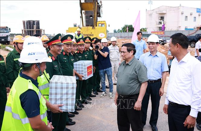 Thủ tướng Phạm Minh Chính tặng quà các đơn vị thi công dự án xây dựng Nhà ga hành khách T2 Cảng hàng không Đồng Hới. Ảnh: Dương Giang-TTXVN  