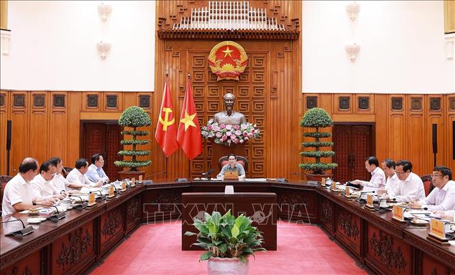 Thủ tướng Phạm Minh Chính chủ trì cuộc họp về triển khai chiến dịch xây dựng trường học cho các xã biên giới. Ảnh: Dương Giang-TTXVN 

