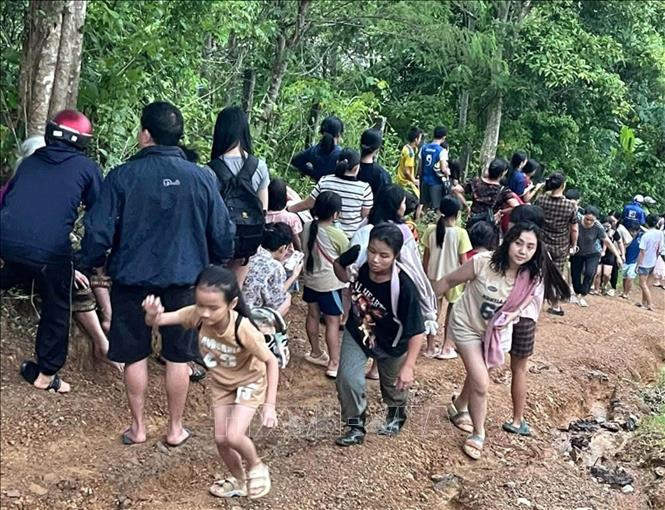 Người dân vùng hạ lâu thủy điện Bản Vẽ lo lắng bỏ chảy lên đồi núi cao. Ảnh: TTXVN phát