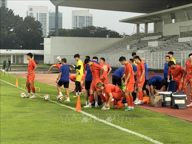 Đội tuyển U23 Việt Nam có mặt tại sân vận động Madya GBK tại Indonesia để bước vào buổi tập luyện. Ảnh: Minh Thái - Phóng viên TTXVN tại Indonesia