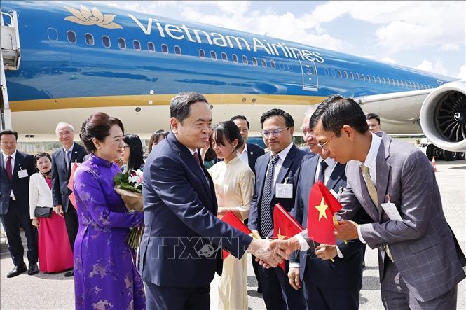 Cán bộ, nhân viên Đại sứ quán và cộng đồng người Việt Nam đón Chủ tịch Quốc hội Trần Thanh Mẫn và Phu nhân tại sân bay quốc tế Geneva. Ảnh: Doãn Tấn – TTXVN