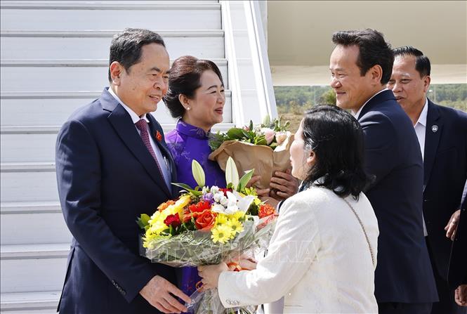 Chủ tịch Quốc hội Trần Thanh Mẫn và Phu nhân đến sân bay quốc tế Geneva, Thụy Sĩ. Ảnh: Doãn Tấn – TTXVN
