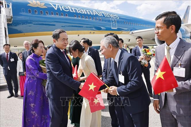 Cán bộ, nhân viên Đại sứ quán và cộng đồng người Việt Nam đón Chủ tịch Quốc hội Trần Thanh Mẫn và Phu nhân tại sân bay quốc tế Geneva. Ảnh: Doãn Tấn – TTXVN