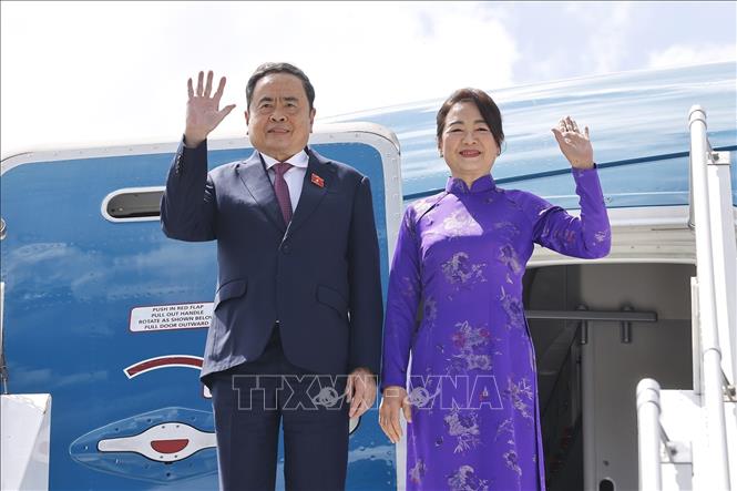 Chủ tịch Quốc hội Trần Thanh Mẫn và Phu nhân đến sân bay quốc tế Geneva, Thụy Sĩ. Ảnh: Doãn Tấn – TTXVN