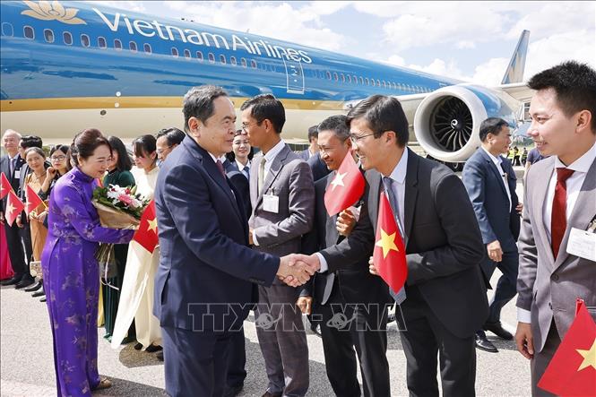 Cán bộ, nhân viên Đại sứ quán và cộng đồng người Việt Nam đón Chủ tịch Quốc hội Trần Thanh Mẫn và Phu nhân tại sân bay quốc tế Geneva. Ảnh: Doãn Tấn – TTXVN