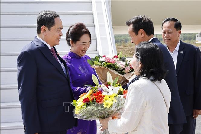 Chủ tịch Quốc hội Trần Thanh Mẫn và Phu nhân đến sân bay quốc tế Geneva, Thụy Sĩ. Ảnh: Doãn Tấn – TTXVN