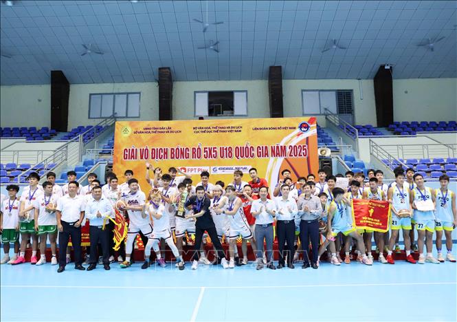 Trao giải cho các đội đạt hạng Nhất, Nhì, đồng hạng Ba ở nội dung thi đấu bóng rổ nam. Ảnh: Hoài Thu – TTXVN.