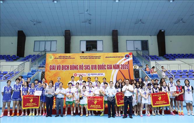 Trao giải cho các đội đạt hạng Nhất, Nhì, đồng hạng Ba ở nội dung thi đấu bóng rổ nữ. Ảnh: Hoài Thu – TTXVN.