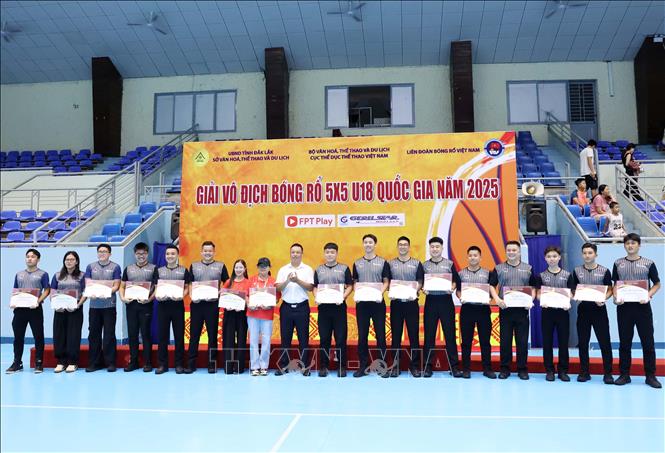 Trao giấy chứng nhận cho trọng tài điều hành giải. Ảnh: Hoài Thu – TTXVN.