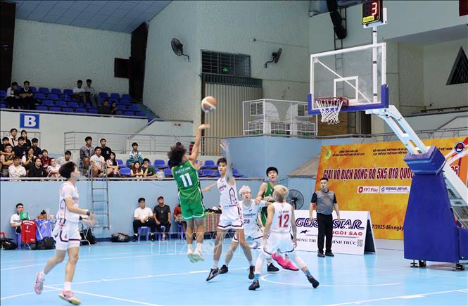 Trận chung kết ở nội dung thi đấu bóng rổ nam giữa hai đội Điện Biên Warrios (áo trắng) và Thành phố Hồ Chí Minh 1 (áo xanh). Ảnh: Hoài Thu – TTXVN.
