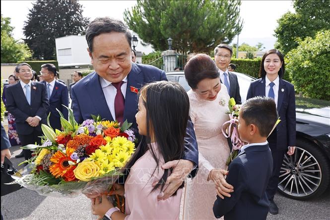 Chủ tịch Quốc hội Trần Thanh Mẫn và Phu nhân gặp gỡ cán bộ, nhân viên Phái đoàn Việt Nam tại Liên hợp quốc và các tổ chức quốc tế tại Geneva, Đại sứ quán và cộng đồng người Việt Nam tại Thụy Sĩ. Ảnh: Doãn Tấn – TTXVN  