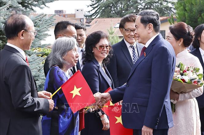 Chủ tịch Quốc hội Trần Thanh Mẫn và Phu nhân gặp gỡ cán bộ, nhân viên Phái đoàn Việt Nam tại Liên hợp quốc và các tổ chức quốc tế tại Geneva, Đại sứ quán và cộng đồng người Việt Nam tại Thụy Sĩ. Ảnh: Doãn Tấn – TTXVN

