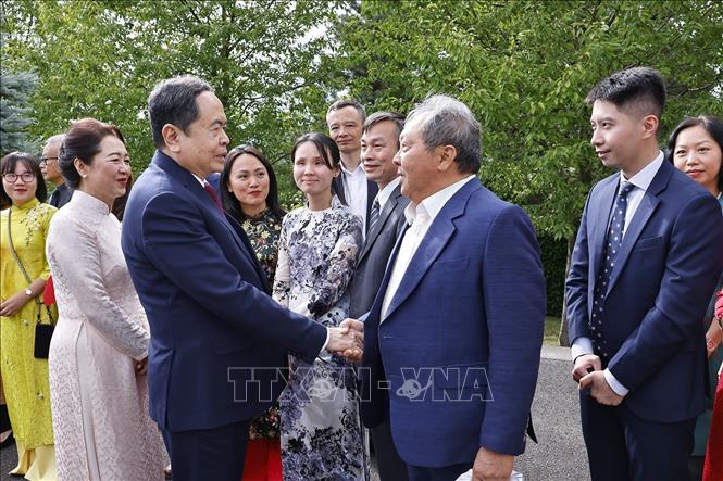 Chủ tịch Quốc hội Trần Thanh Mẫn và Phu nhân gặp gỡ cán bộ, nhân viên Phái đoàn Việt Nam tại Liên hợp quốc và các tổ chức quốc tế tại Geneva, Đại sứ quán và cộng đồng người Việt Nam tại Thụy Sĩ. Ảnh: Doãn Tấn – TTXVN